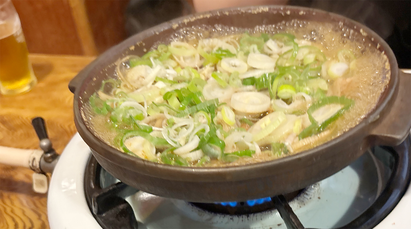 タレとどじょうとネギがグツグツと煮立つ