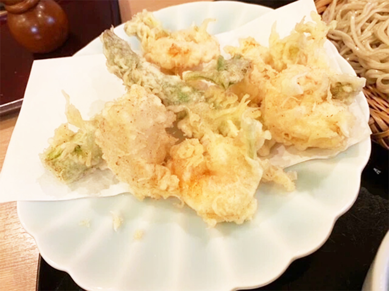 天ぷらを食べる