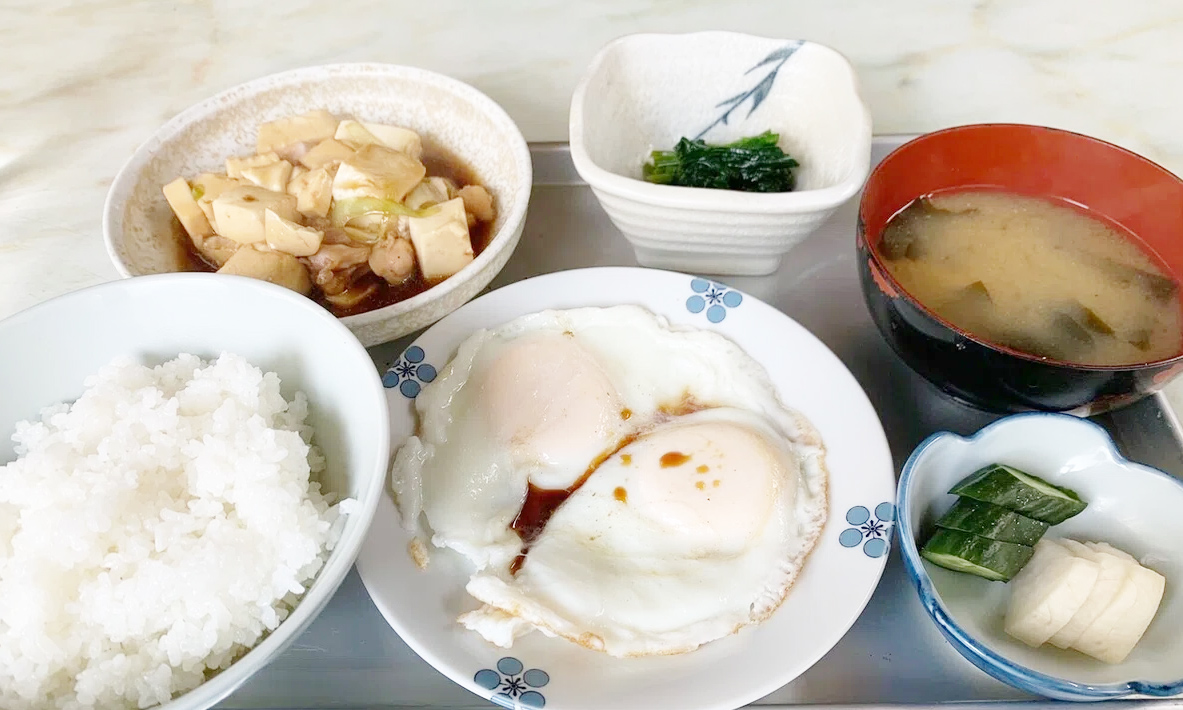 目玉定食と肉豆腐が運ばれてきました